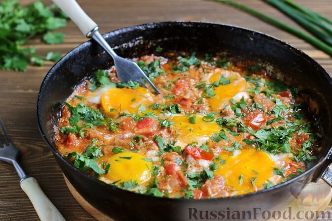 яйца, помидоры, лук репчатый, орех грецкий, чеснок, томат-паста, масло растительное, масло сливочное, лук зелёный, зелень, соль, вода