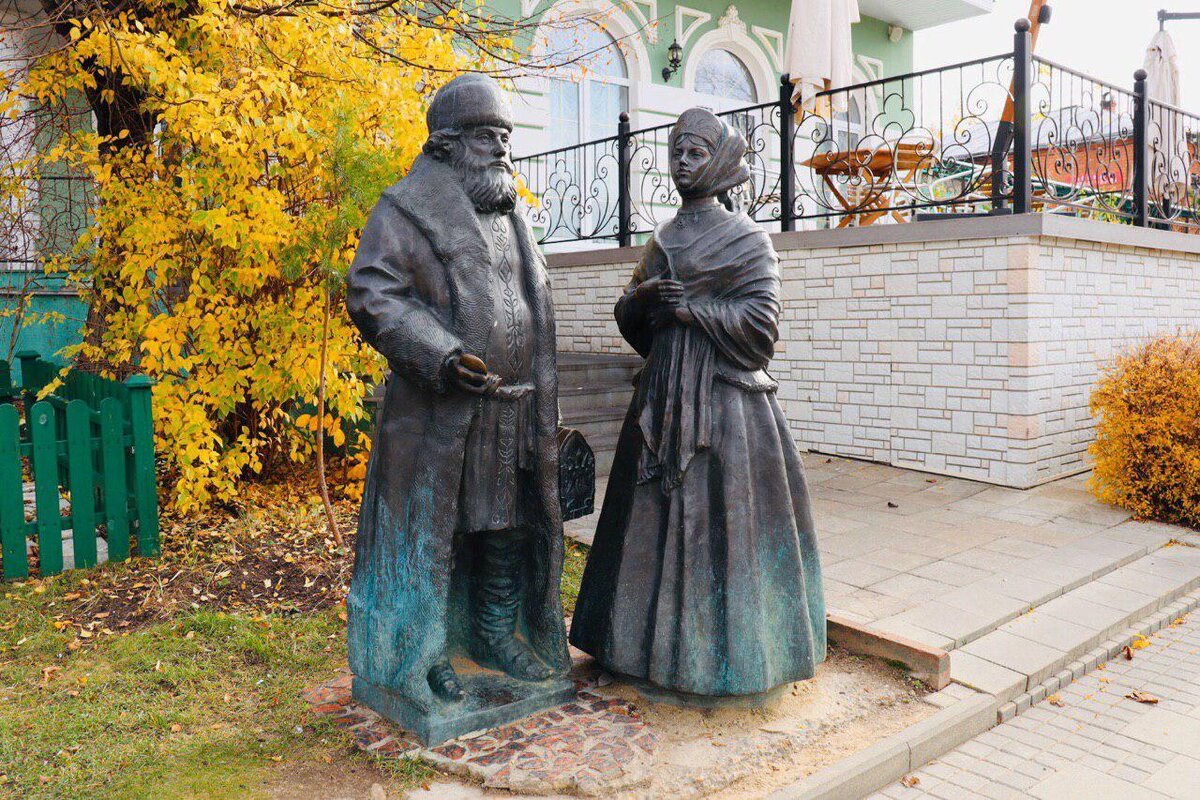 Cкульптура "Бояре" на Кропоткинской