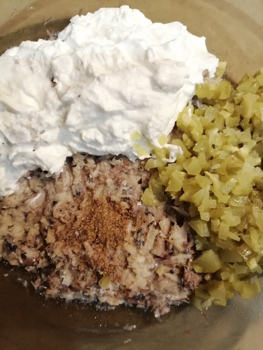 горбуша, творожный сыр, маринованный огурец, черный перец 