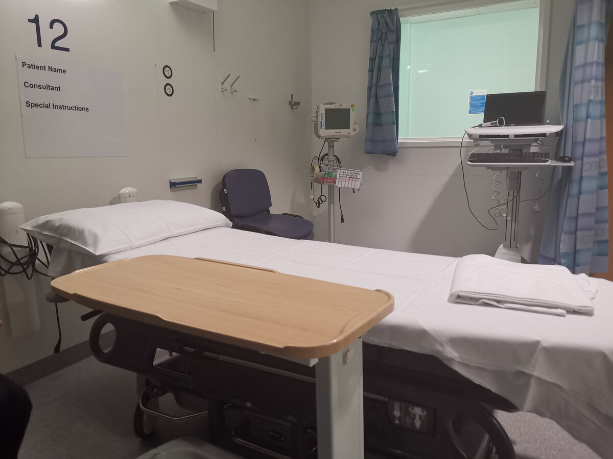 Палата в приемном покое или assessment ward в Больнице Королевы Елизаветы в Бирмингеме