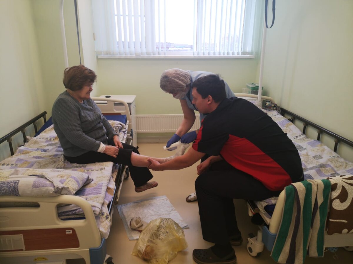 Пациентка Мария Барсукова с доктором Тютьневым в Центре спасения конечностей в Коврове (подробности в конце*)