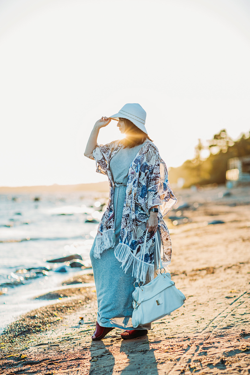 Один из старых "образов" собранный в свое время в магазине Zarina. Достаточно нейтральное базовое платье "вне трендов" в греческом стиле и морская "пляжная" накидка к нему в комплект. Накидка выпускалась достаточно лимитированной серией и крайне быстро пропала из продажи, что сделало ее вдвойне привлекательной. Впрочем, даже и без этого, это образец достаточно нейтрального базового принта.