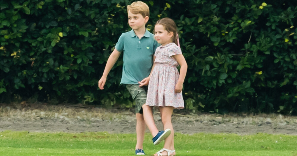 Принц Джордж учит Шарлотту играть в футбол и смеется над ней