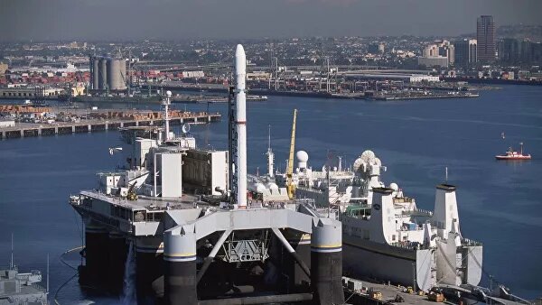  
Новым портом приписки плавучей платформы "Морской старт" станет поселок Славянка южнее Владивостока, сообщили РИА Новости в пресс-службе группы S7 - владельца "Морского старта". "После перехода стартовая платформа и сборочно-командное судно будут временно базироваться на Славянском судоремонтном заводе в порту Славянка", - сказали в пресс-службе.
Славянка находится в 80 км от границы с КНДР. В четверг группа S7 сообщила, что госдеп США дал разрешение на перебазирование "Морского старта" в Россию.
Плавучий космодром Морской старт
9 октября, 08:20
Эксперт назвал сумму, нужную для восстановления платформы "Морского старта"
Ранее о том, что проект планируется перебазировать из порта Лонг-Бич в США на Дальний Восток, сообщил глава Роскосмоса Дмитрий Рогозин. Местом базирования может стать порт в Большом Камне под Владивостоком. Причины перебазирования не сообщались. Для продолжения эксплуатации платформы в России Роскосмос предложил запускать с нее создающуюся сейчас ракету "Союз-5". Для проведения пусков, как и прежде, пусковой платформе придется выходить в экваториальный район Тихого океана.
Ранее сообщалось, что пусковую платформу Odyssey подготовили к перебазированию - демонтировали все американское и украинское оборудование. Речь идет об информационно-связном оборудовании компании Boeing и пусковом оборудовании украинского производства для ракеты "Зенит" от "Южмаша". Оно складировано в порту приписки "Морского старта" - Лонг-Бич.