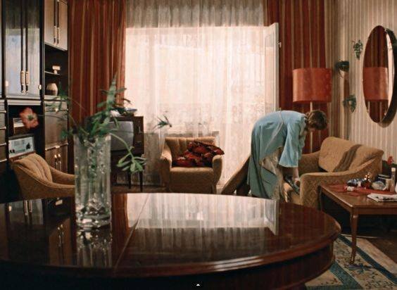 Кадр из кинофильма "Москва слезам не верит". Спальня-гостиная