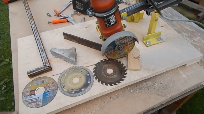 
Приветствую всех любителей по мастерить, предлагаю к рассмотрению инструкцию по изготовлению простой и надежной стойки для болгарки с протяжкой своими руками. За протяжку отвечает каретка, которую собрал из профильных труб и подшипников. Каретку можно затянуть, тем самым убрав люфты. Что касается оси, то ее сделал из резьбового стержня и гаек, люфтов там практически нет, узел дешевый и долговечный. Имея такую стойку, можно резать не только сталь, но также дерево, установив диск для циркулярок или даже кирпич при помощи алмазного диска. Само собой, вы сможете точно выставить нужный вам угол резки. Если проект вас заинтересовал, предлагаю изучить его более детально!

