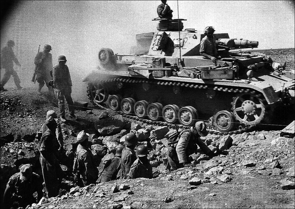 Немецкий танк Pz.IV Ausf.F1 в характерным "Окурком" 7.5 см короткоствольным орудием.