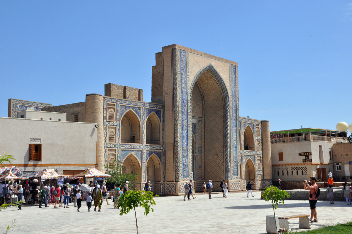 Медресе Улугбека (1417) на улице Ходжи Нурабада (Xo'ja Nurobod ko'chasi).