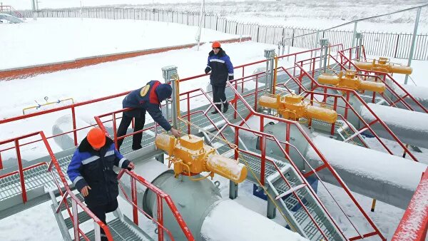 Украина не должна договариваться с РФ о прямых поставках газа в интересах национальной безопасности, считает депутат Верховной рады от фракции "Европейская солидарность" Владимир Арьев. Россия и Украина подписали в пятницу протокол по газовому сотрудничеству, в рамках которого "Газпром" и "Нафтогаз" заключат соглашение о продолжении транзита газа и урегулированию взаимных претензий. Договоренности предполагают бронирование мощностей для транзита газа в 65 миллиардов кубов в 2020 году и по 40 миллиардов кубов в 2021-2024 годах при установлении конкурентного тарифа.Вчера, 17:55 Украинский журналист назвал протокол по газу с Россией поражением США"Газовый протокол все обсудили. Теперь впереди газовый контракт. Он - самое важное. Анализ протокола показал: гражданское общество должно очертить власти красные линии для будущего контракта", - написал Арьев в воскресенье в Facebook.Он считает, что Украина не должна договариваться с РФ о прямых поставках газа."Никаких прямых соглашений с "Газпромом" на поставку газа. Это не вопрос бизнеса, это вопрос национальной безопасности. Объемы транзита при оговоренной цене должны быть точно больше, чем выход в себестоимость. Сорок миллиардов кубических метров в год - мало", - написал он.Кроме того, он считает, что гарантии выполнения соглашения со стороны РФ должны быть четко прописаны в контракте и "ответственность РФ за срыв должна определяться в конкретных цифрах и условиях штрафных санкций".Как сообщил в субботу журналистам вице-премьер России Дмитрий Козак, все риски по тарифам транзита, регуляторике и работе ГТС Украины теперь будет нести "Нафтогаз", что позволит "Газпрому" избежать новых судебных разбирательств из-за украинского транзита. Кроме того, по его словам, Россия и Украина договорились вернуться к вопросу о прямых поставках российского газа на Украину после новогодних праздников. 