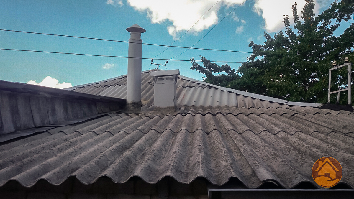 Чехол на трубу под шифер. Кирпичная труба на крыше. Дымоход на кровле. Дымоходная труба на крыше. Проходка на крышу.