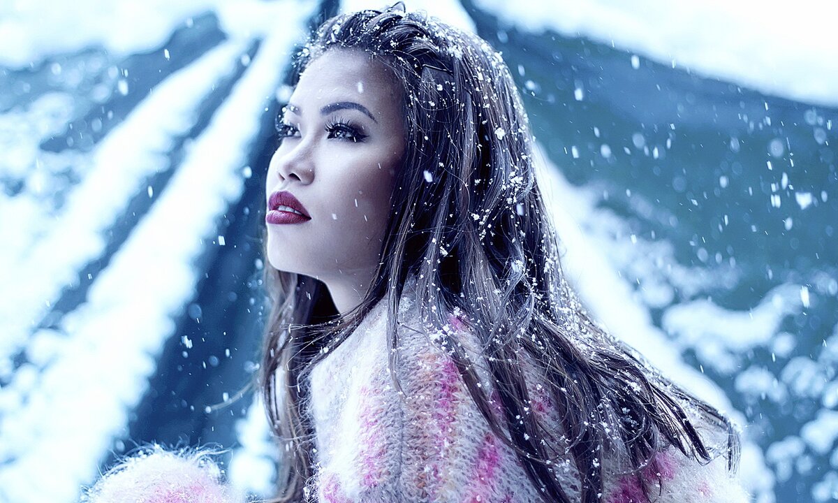красивая девушка в снегу. красивая зимняя девушка. гитарист зимой. девушка в снегу. русские хиты 2019-2020.