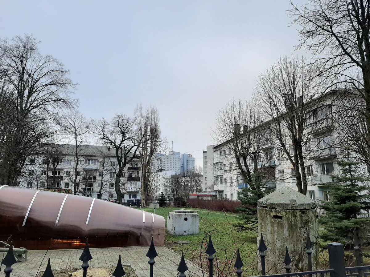 Двор в самом центре города. Рядом здание главного университета. Коричневый пластик укрывает вход в бункер, о котором ниже (каламбур).