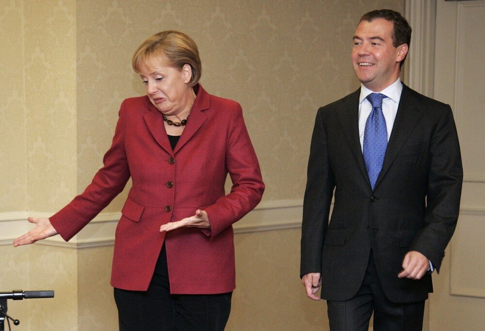 Политику со. Медведев и Меркель. Ангела Меркель и Медведев. 2009 Медведев и Меркель. Медведев и Меркель 2010.