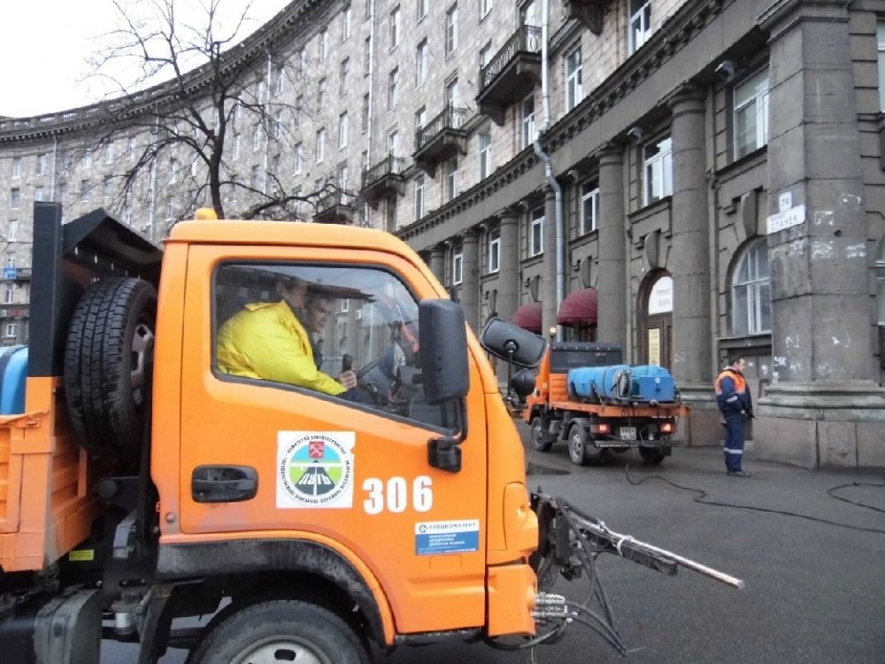 Уборочная техника на бесснежных улицах Петербурга. Фото "Невские новости"