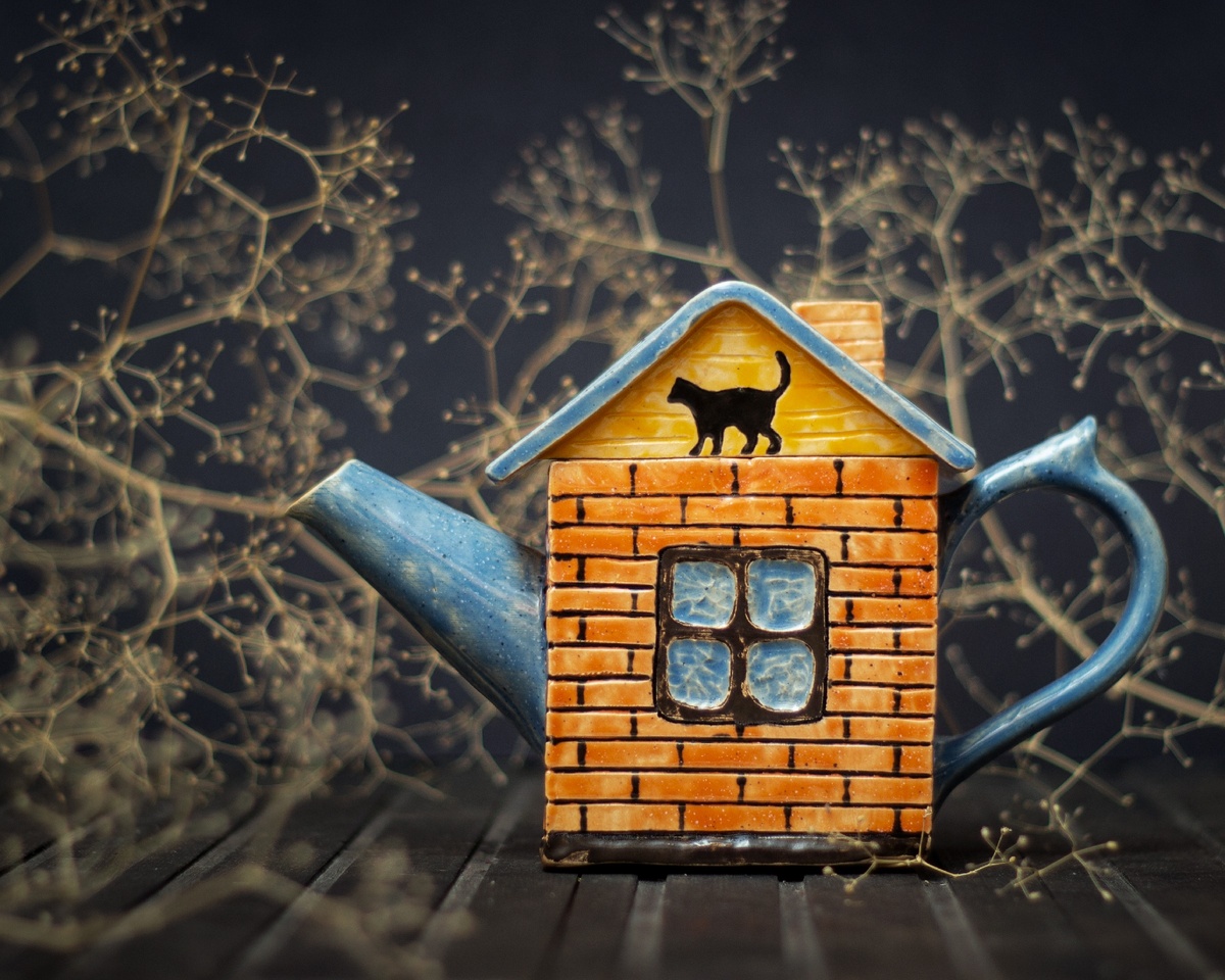 Ко мне в мастерскую пришли сектанты. 

Откуда взялись? Лет десять их не видел.😂 
⠀
- Сейчас так много страданий😭 в мире, - начали сектанты.
- Я не страдаю, - говорю им.
- Как, совсем не страдаете?
- Вообще не страдаю!😀
- Но ведь сейчас столько негатива твориться, посмотрите новости, - неуспокаиваются сектанты.
- У меня нет телевизора 😭, чтобы смотреть новости, - продолжаю разочаровывать сектанов.
- Вы что не верите в Бога?
⠀
Разговор не состоялся.
⠀
А так мог бы и в секту вступить. Подарить всем сектантам по кружке ☕️ или тарелочке 🍜. Найти там себе новую сектантскую жену 👸. Жить в блаженстве , и служить высшей сектантской цели 🔱. Не жизнь, а сказка))
⠀
Эээх, вот так возможности и проплывают мимо нас🤣. А всего лишь надо было начать страдать сектантам в жилетку😂.
⠀
Рассказал про это своей жене💃. И она сказала, что если я вступлю в секту, она эту секту разрушит.🤣 У моей жены это получится🤣
⠀
