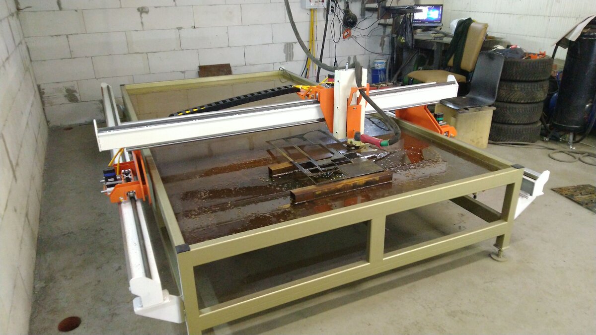 Станок режет первые изделия