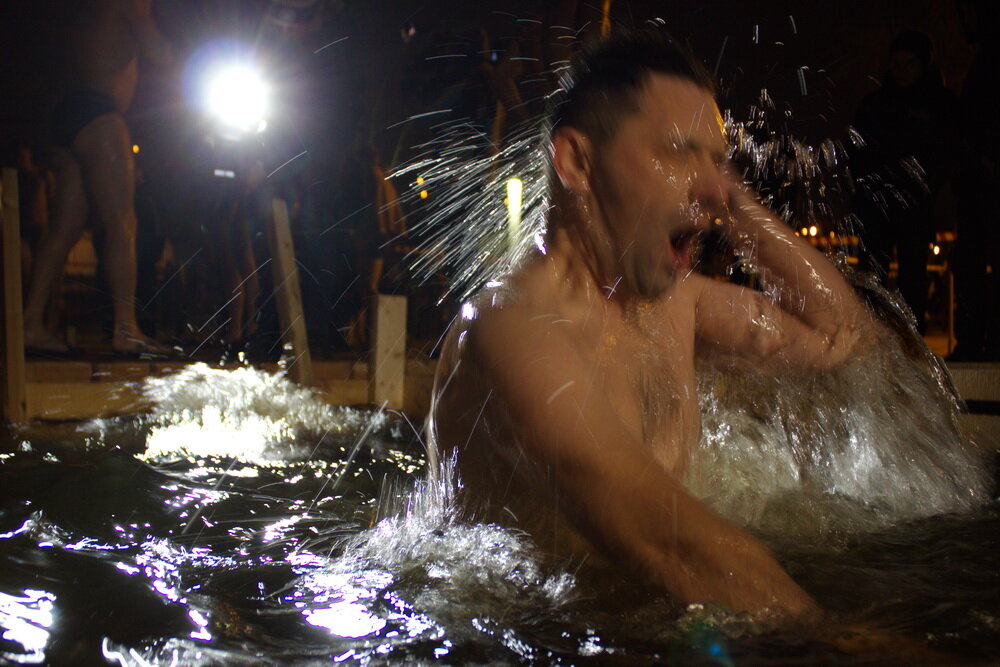 В Нижнем Новгороде прошли Крещенские купания. Иордань – прорубь работала в каждом районе города. Из-за аномальной зимы, а обычно, на Крещение стоят сильные морозы, некоторые купели сделали на берегу. На Гребном канале расположилась главная купель, ее сделали в виде помостов и клети внутри. Всю ночь у водоемов дежурили врачи и спасатели но помощь никому не понадобилась.  