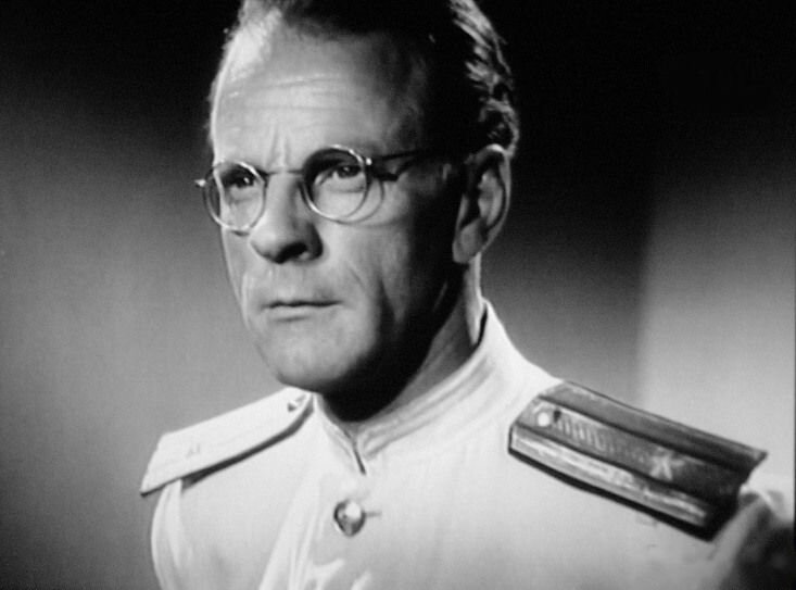 Вот он, новый тип советского чекиста. Это не ежовско-бериевские костоломы. Это умный, интеллигентный, бывший философ и, наверняка, играющий в шахматы контрразведчик. К тому же бывший командир разведки бригады морской пехоты. Он играет в тонкие игры и всегда выигрывает.