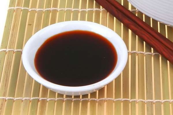 Соевый. Очень полезен для кишечного тракта. Подаётся к рыбе, суши и морепродуктам. Имеет солёно-сладкий вкус. 