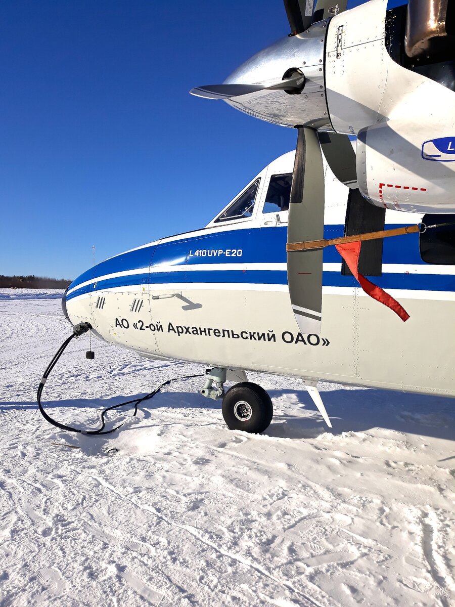 L-410. Несмотря на высокую стоимость билета полет на таком самолете сам по себе становится небольшим приключением 