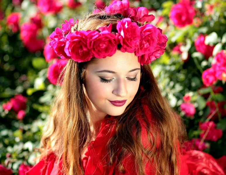 Красивая девушка в цветах