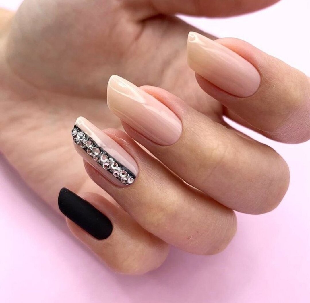 Геометрический маникюр на квадратных ногтях