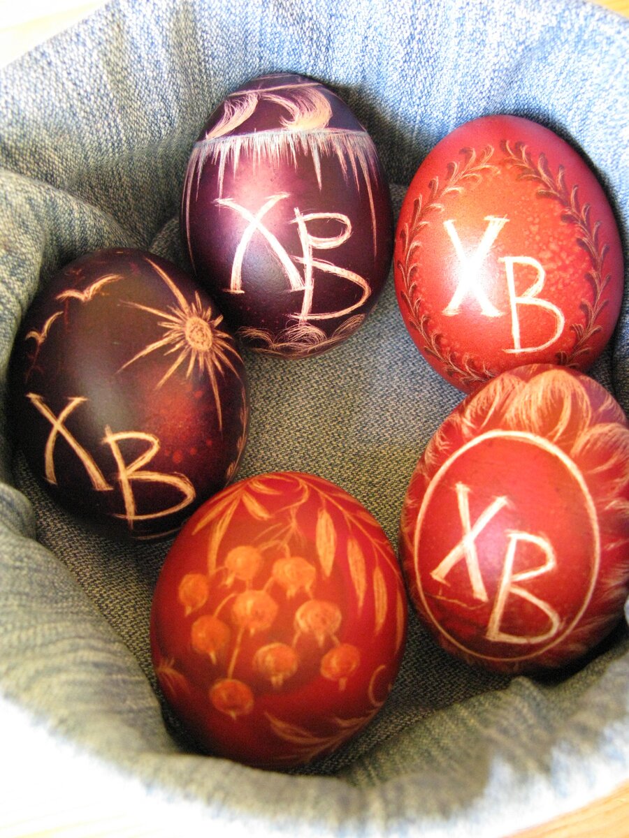 Чем покрасить яйца. Красим яйца. Крашеные пасхальные яйца. Красим яйца на Пасху. Окрашенные яйца.