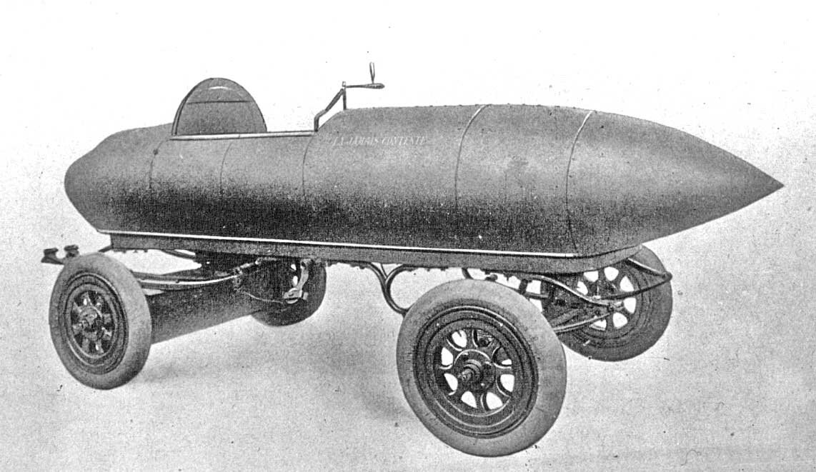 Электромобиль "La Jamais Contente", похож на ракету , к которой прицепили колёса.