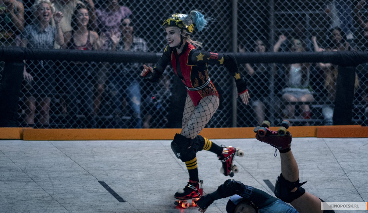 Каноничный образ Харли на роликах.