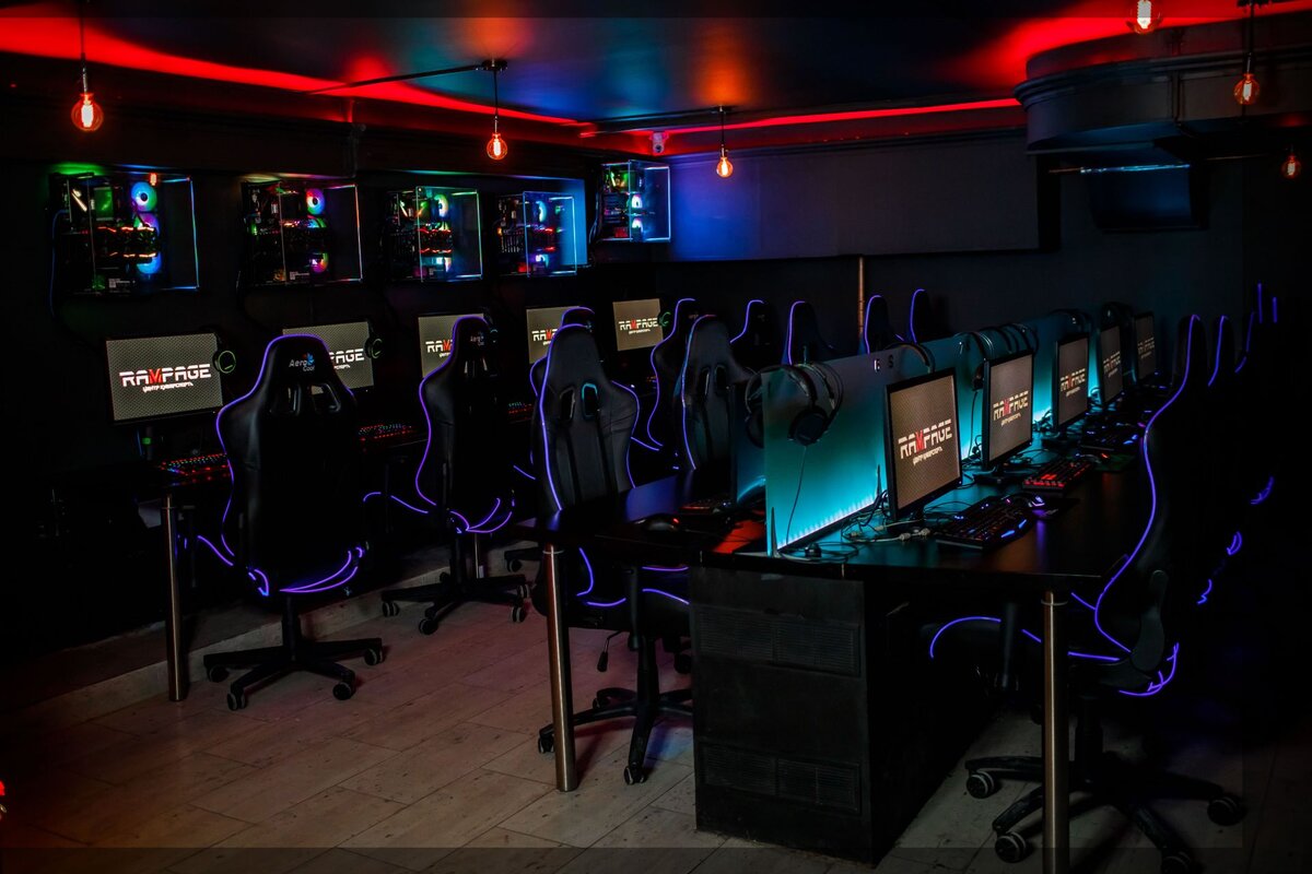 Клубы со скольки лет. Неон чебоксары фотоотчет. Клуб в японии. С друзьями в компьютерном клубе. Клубы со скольки лет.