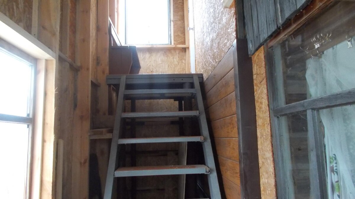  Весь вход зашит плитами ОСП. Площадка вверху стоит на металлических трубах  