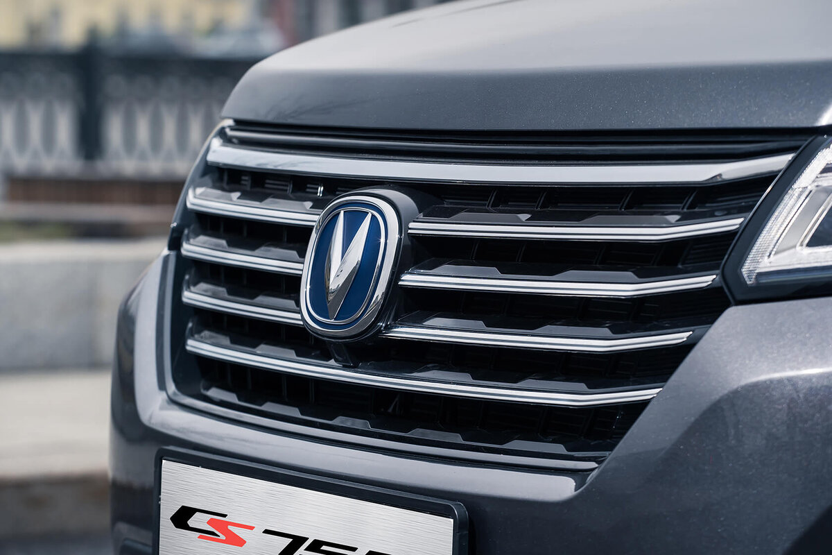 Шильдик на радиаторной решетке CS75FL. Фото: Changan