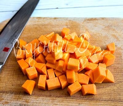 Мелко рубим лук, сельдерей нарезаем ломтиками поперек, морковь - кружками. Тыкву и картофель нарезаем средними кубиками.