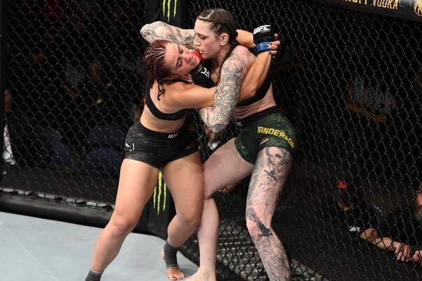 Вот так спортсменки провели у сетки более двух минут в обнимку.   фото: открытые источники сети. 