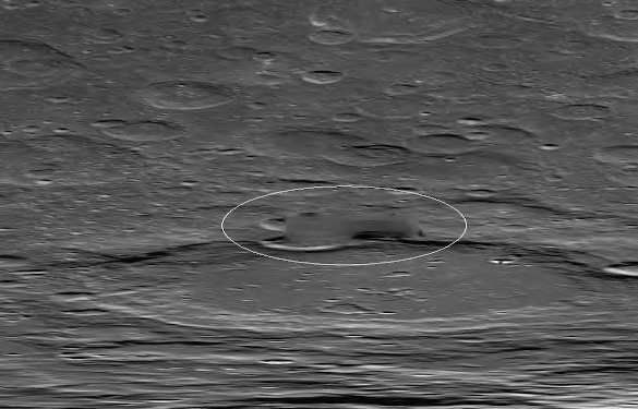  Три изображения размытости на лунной поверхности, листайте вправо