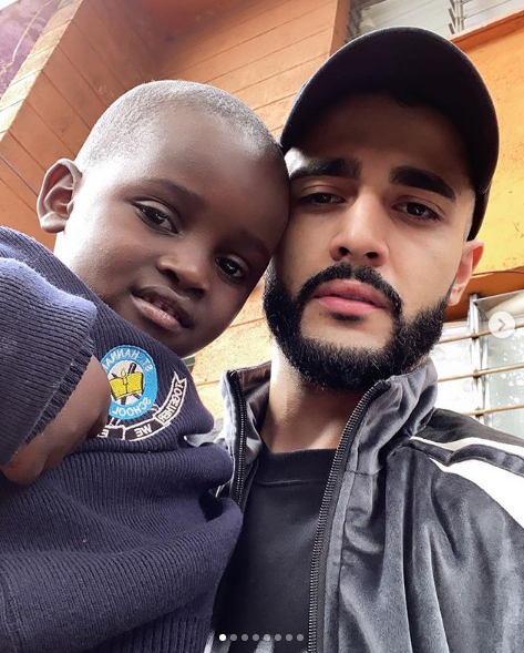 Гусейн раздает деньги в Кении