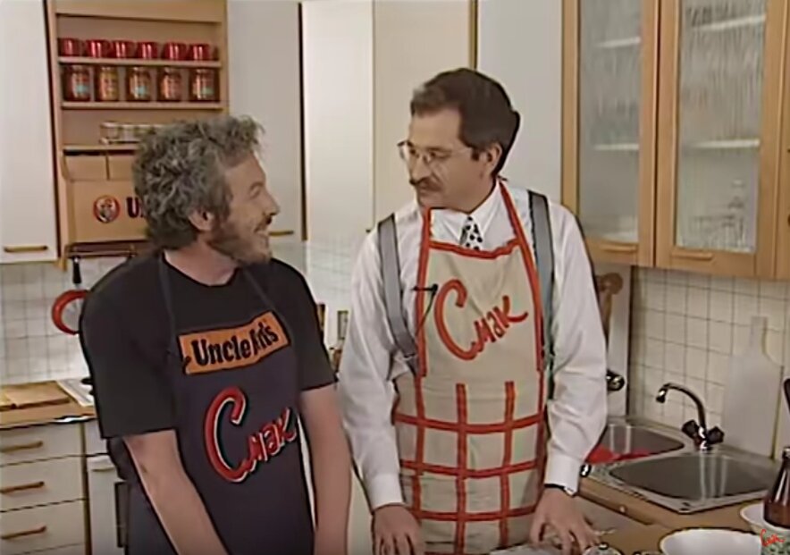 Макаревич и Листьев. Влад в привычном образе - с подтяжками и галстуком