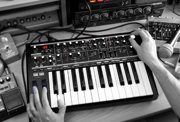 Синтезатор в обычном современном представлении