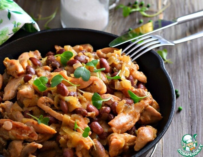 Вкусное, сытное, простое и быстрое в приготовлении блюдо. Куриное филе с луком и фасолью. Попробуйте!