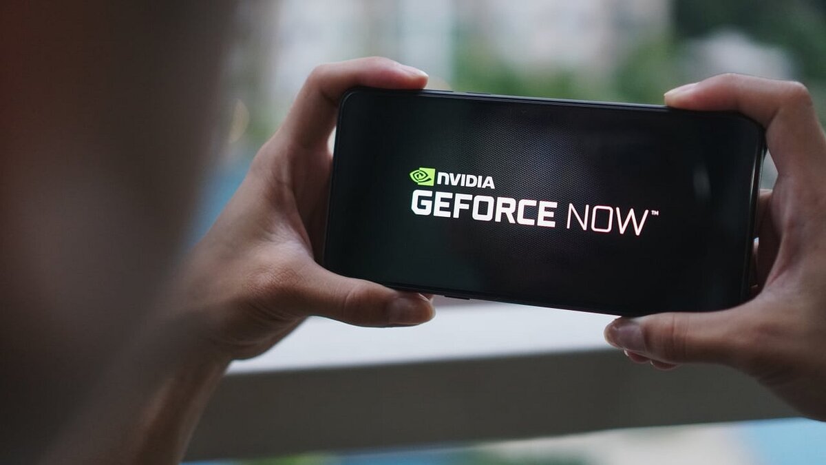 Человек смотрит на значок Nvidia GeForce Now