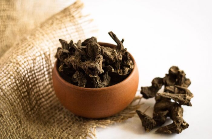 Для приготовления настойки аконита используют корни растения