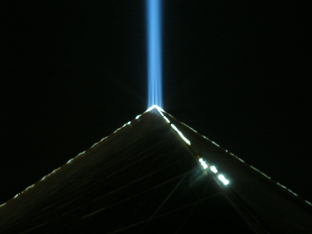 Появился луч света. Небесный Луч Луксор Лас Вегас. Луксор Луч света. Пирамида свечение. Светящиеся пирамиды.
