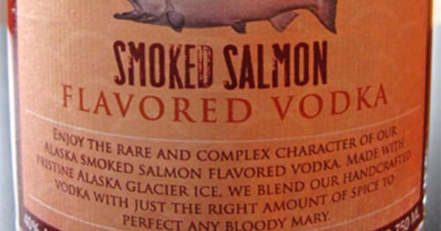 Ароматизированная водка

Чтобы сделать водку более приятной, в нее добавляют разные ароматы, самые простые из них - фруктовые, существуют и более необычные.
Ликероводочный завод Аляски производит водку, которая была включена в так называемый фирменный коктейль Аляски. Эта водка с ароматом копченого лосося и, как говорят, прекрасно сочетается с кровавой Мэри. Еще один вид водки - со вкусом бекона. Над ее созданием работали два года.
