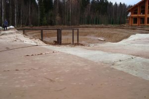 Однако, рискнув вызвать на участок экскаватор, следует понимать, что часть участка будет повреждена и потребует дальнейшего восстановления. Ближайшая территория будет засорена вырытым грунтом, которого будет много и от которого придётся потом избавляться, а также песком и другим мусором.