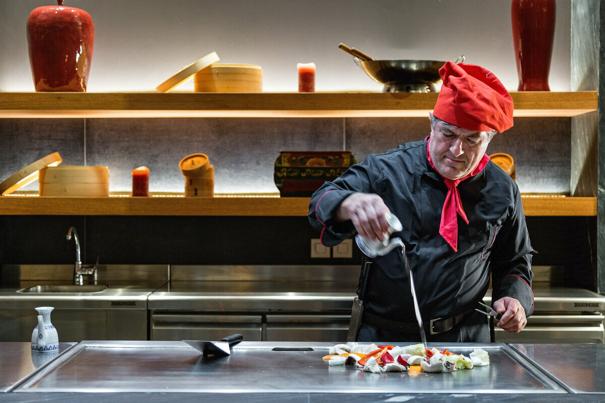 В отеле 16 ресторанов и баров, проводятся тематические вечера, кулинарные шоу, есть зона «только для взрослых», детский буфет, греческие завтраки, диетическое меню.