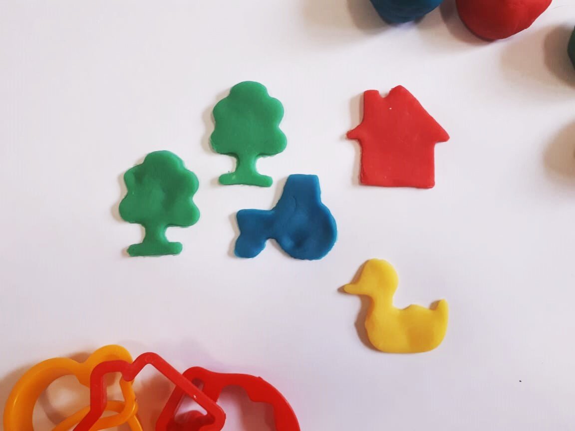 Вырезанные из теста для лепки фигурки.