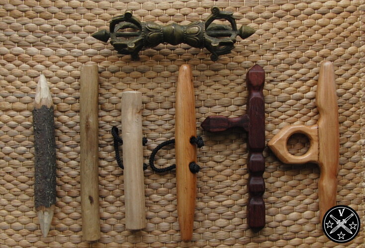 Ладонные палочки окинавского кобудо. Вверху - ваджра