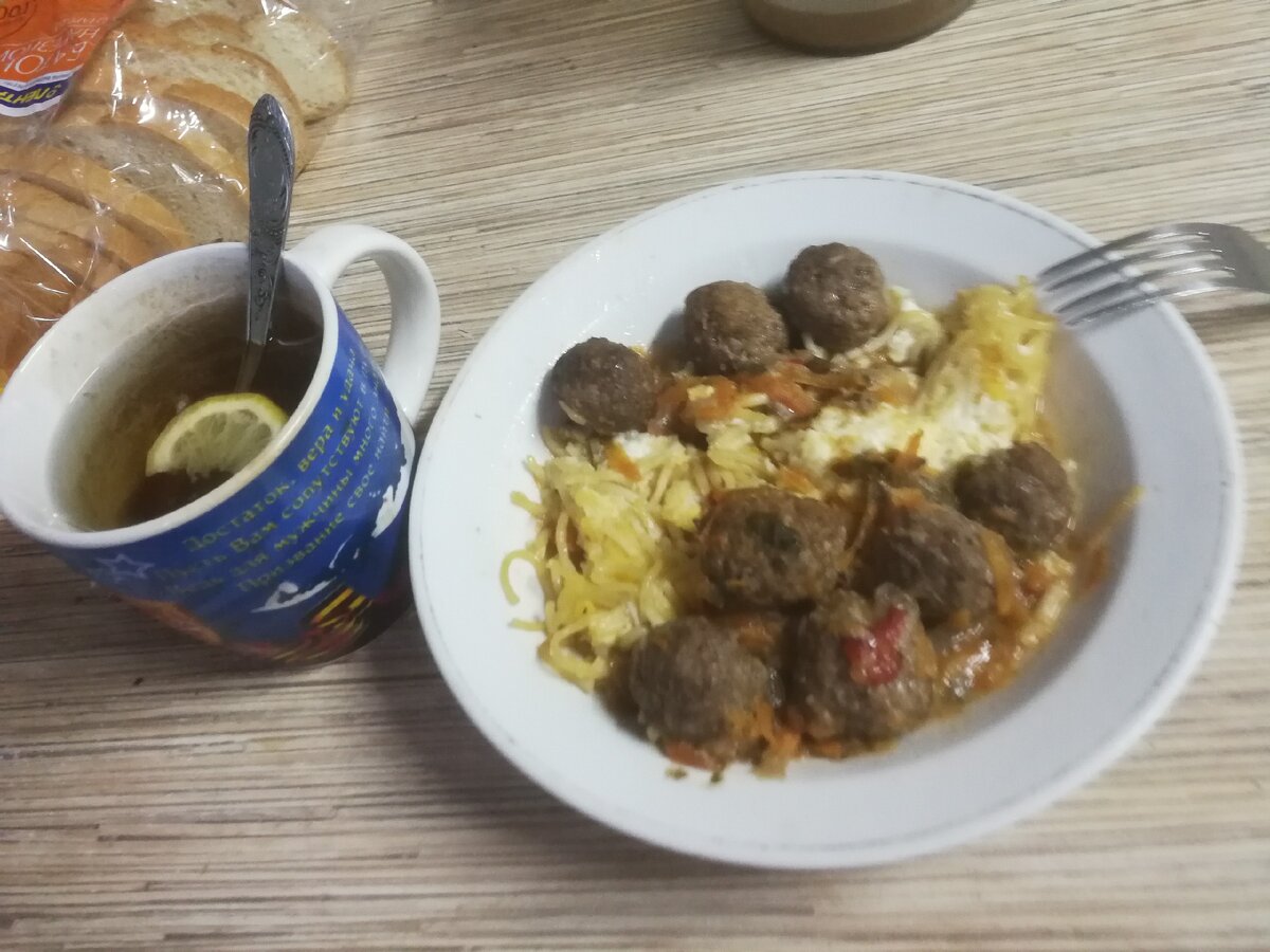 питаюсь одними фрикадельками с чаем и лимоном