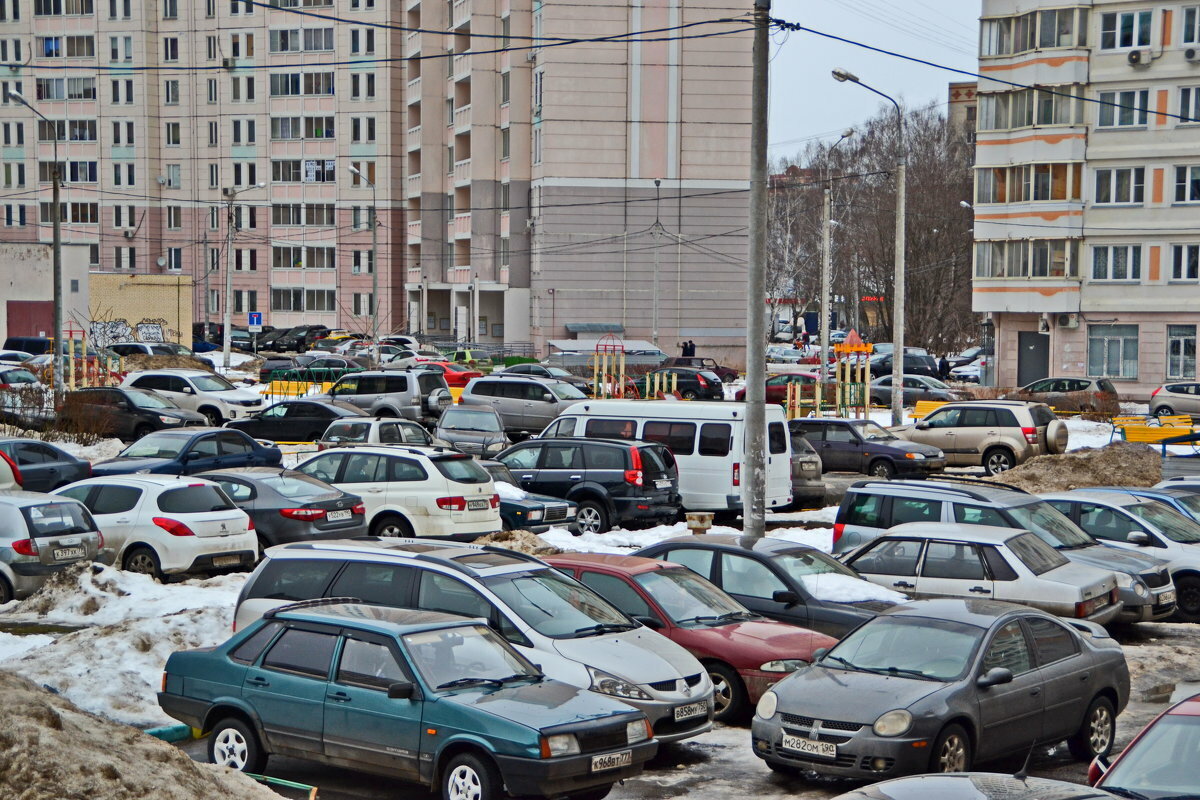 Отсутствие мест. Парковка во дворе. Автостоянки дворовые. Двор заставлен автомобилями. Дворы России автостоянка.