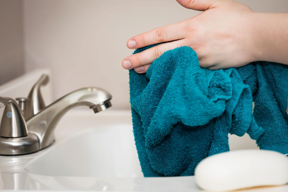 Почему нельзя мыть полотенцем. Вытирать руки полотенцем. Полотенце для рук. Полотенце для вытерание рук. Полотенце для рук в ванной.